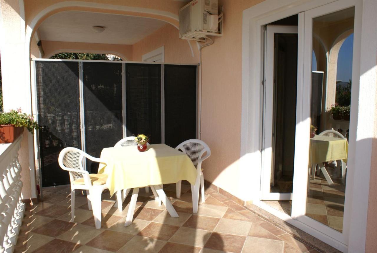Apartment Nevenka Krk Town Exterior photo